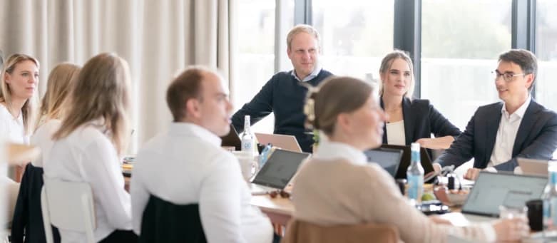 Menschen mit Blick nach vorn