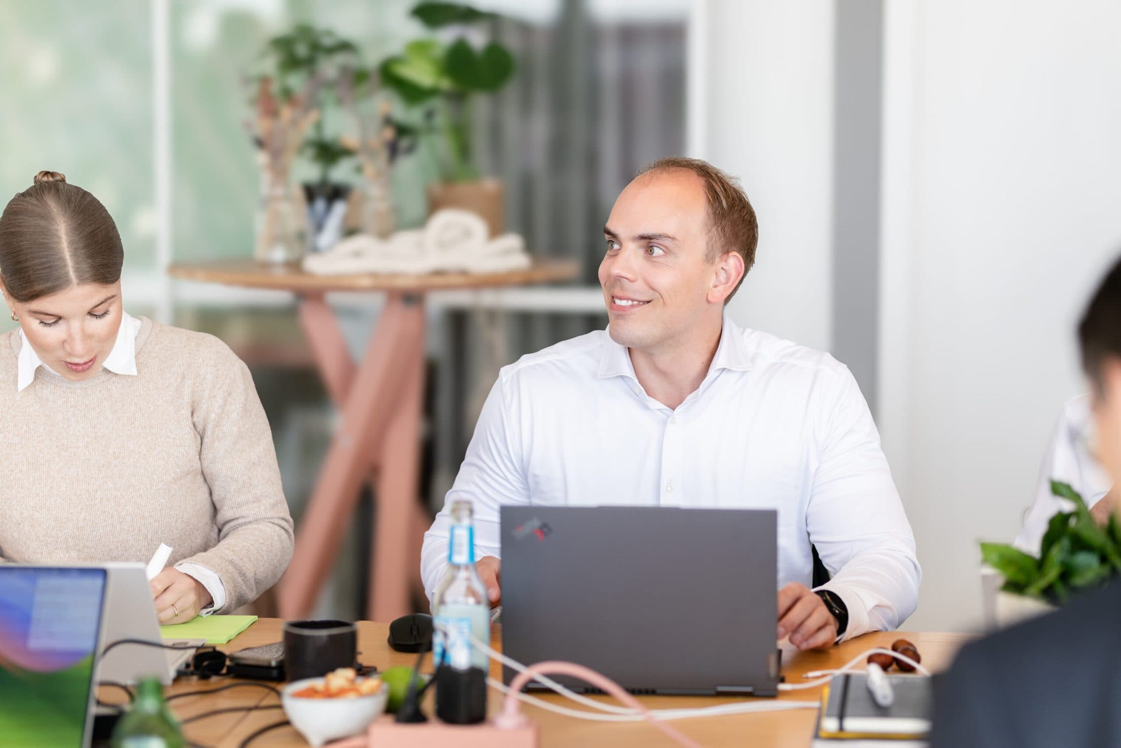 Berater von transformis arbeiten gemeinsam am Laptop