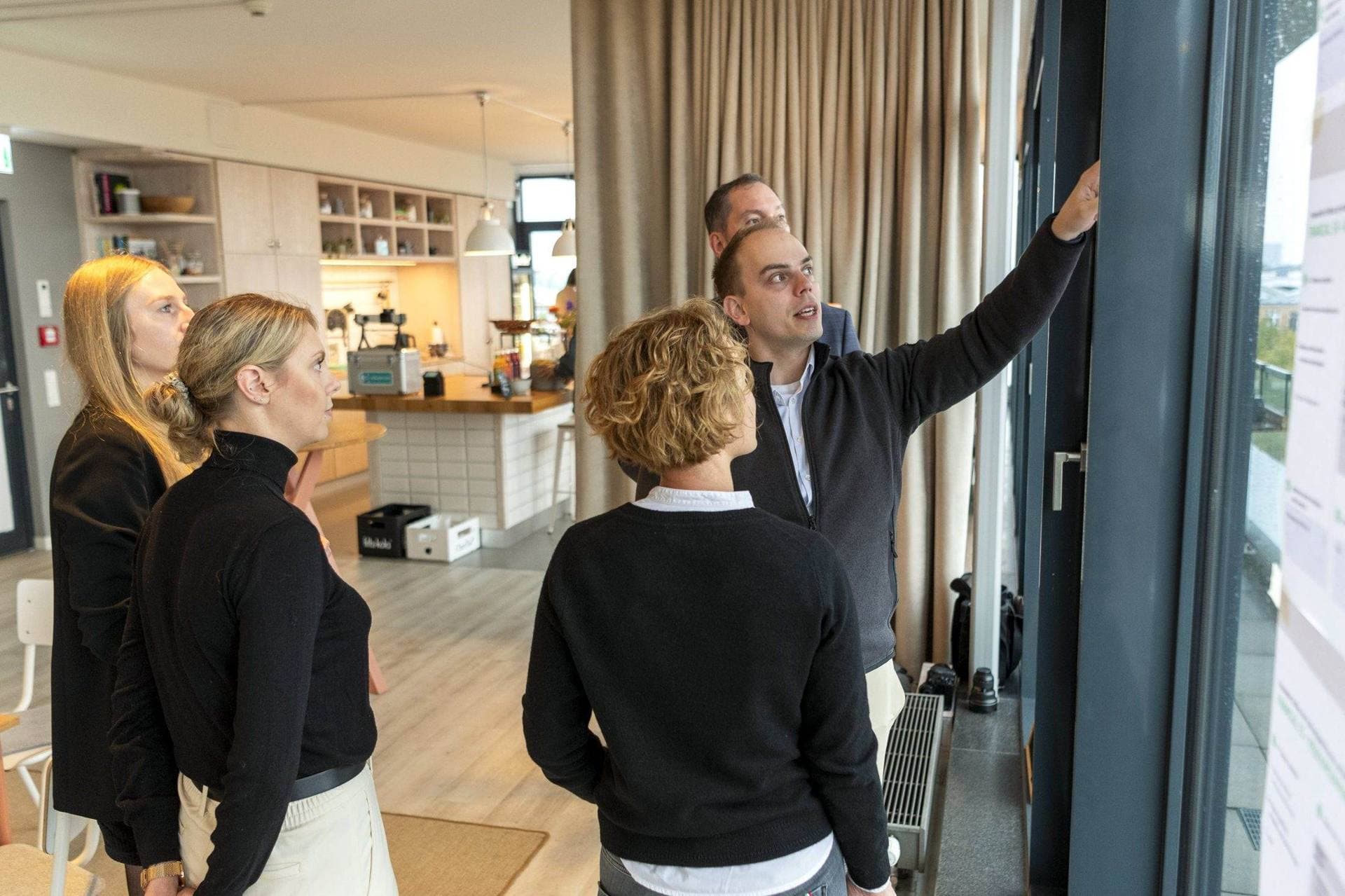 Gruppe von transformis vor einer Fensterfront