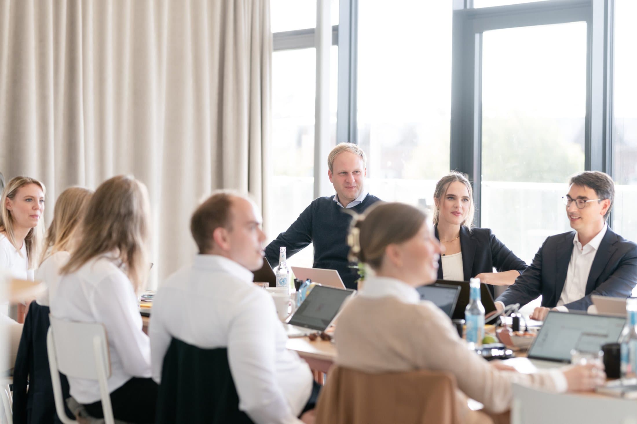 Team von transformis in einer Arbeitsrunde am Tisch
