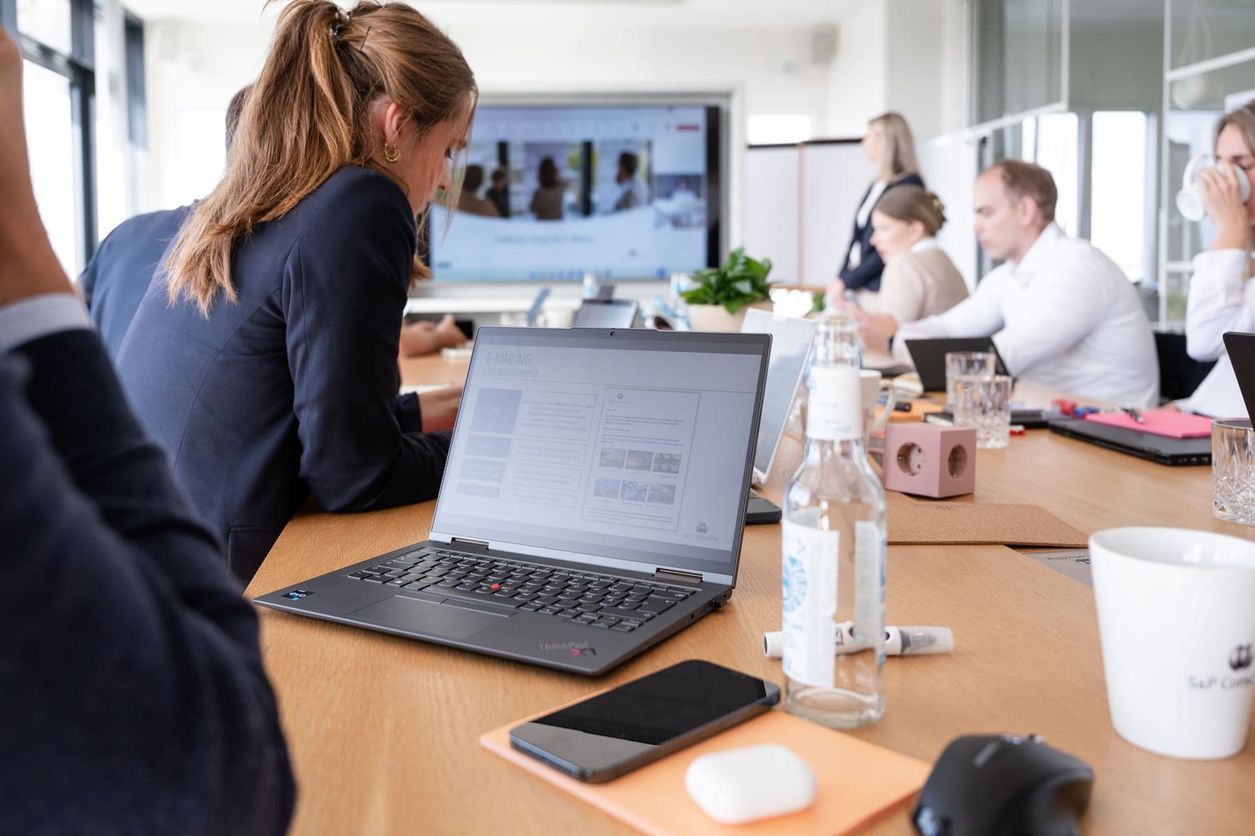 Workshop mit Laptop im Vordergrund, im Hintergrund eine Präsentation