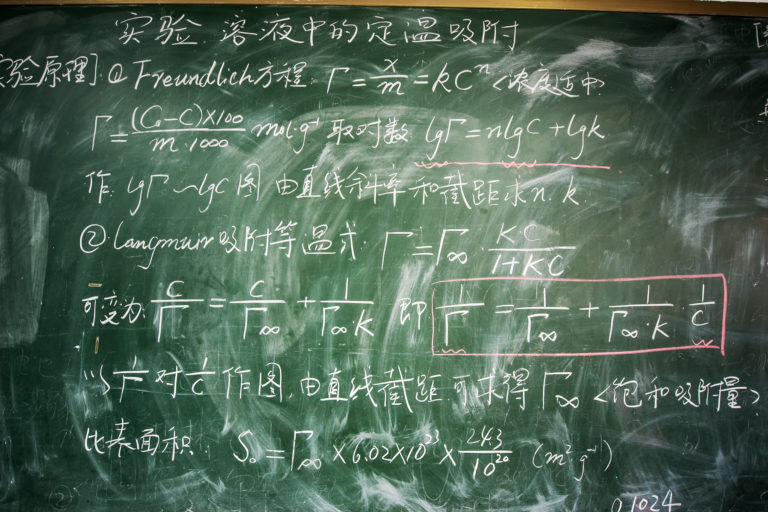 verschmierte Kreidetafel mit diversen Gleichungen Mathe in China